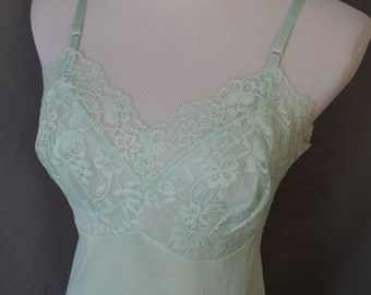 Vanity Fair 1950's seafoam green lace full slip 34 SM