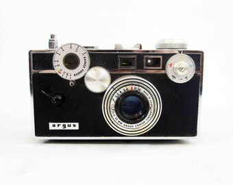 Vintage Argus C3 35mm Camera "The Brick". Circa 1930's - 1960's.