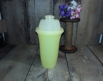 Vintage Tupperware Yellow Quick Shake Shaker Blender #844-4 w Insert