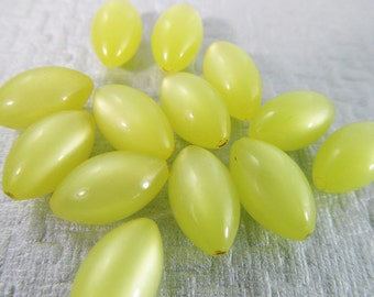 20 Vintage 15x8 Lucite Lime Green Oval Rice Beads Bd446