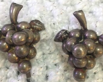 Vintage pewter screw back earrings. One color. Bunch of grapes.