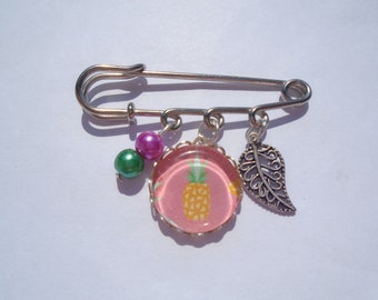 Cabochon pineapple brooch