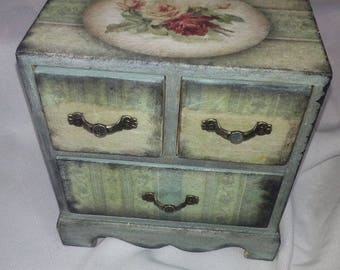 Decoupage jewwel box.