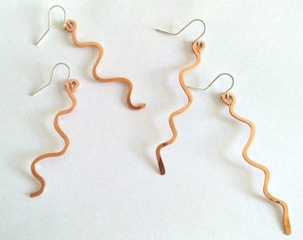Copper and sterling silver earrings. Zig zag earrings. Long earrings. Hammered copper wire. Copper jewelry. Recycled sterling silver