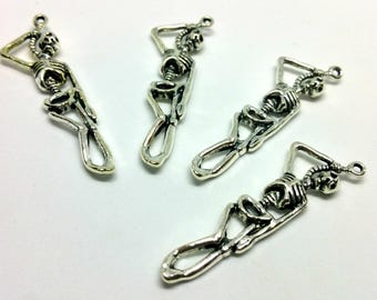 x 1 charm - hanged skeleton - Halloween chill horror - silver