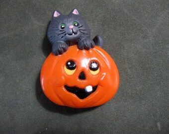 Vintage Russ Cat and Pumpkin Pin, Halloween Pin