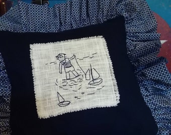 HANDBESTICKTES KISSEN