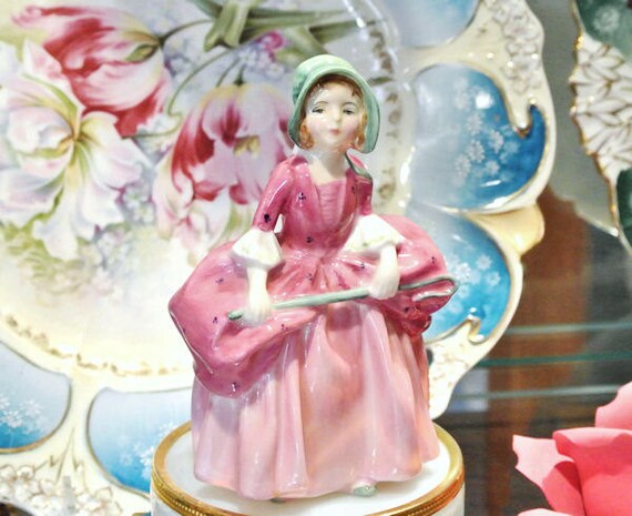 Royal Doulton Figurine / Bo Peep / 1937 First 1st Edition