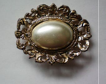 Faux Pearl Edwardian Inspired Brooch - 5368