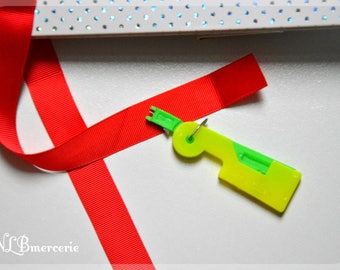 Put on hand and machine sewing needle