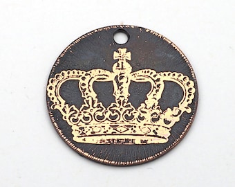 Handmade copper crown charm, round flat etched metal focal point, 25mm