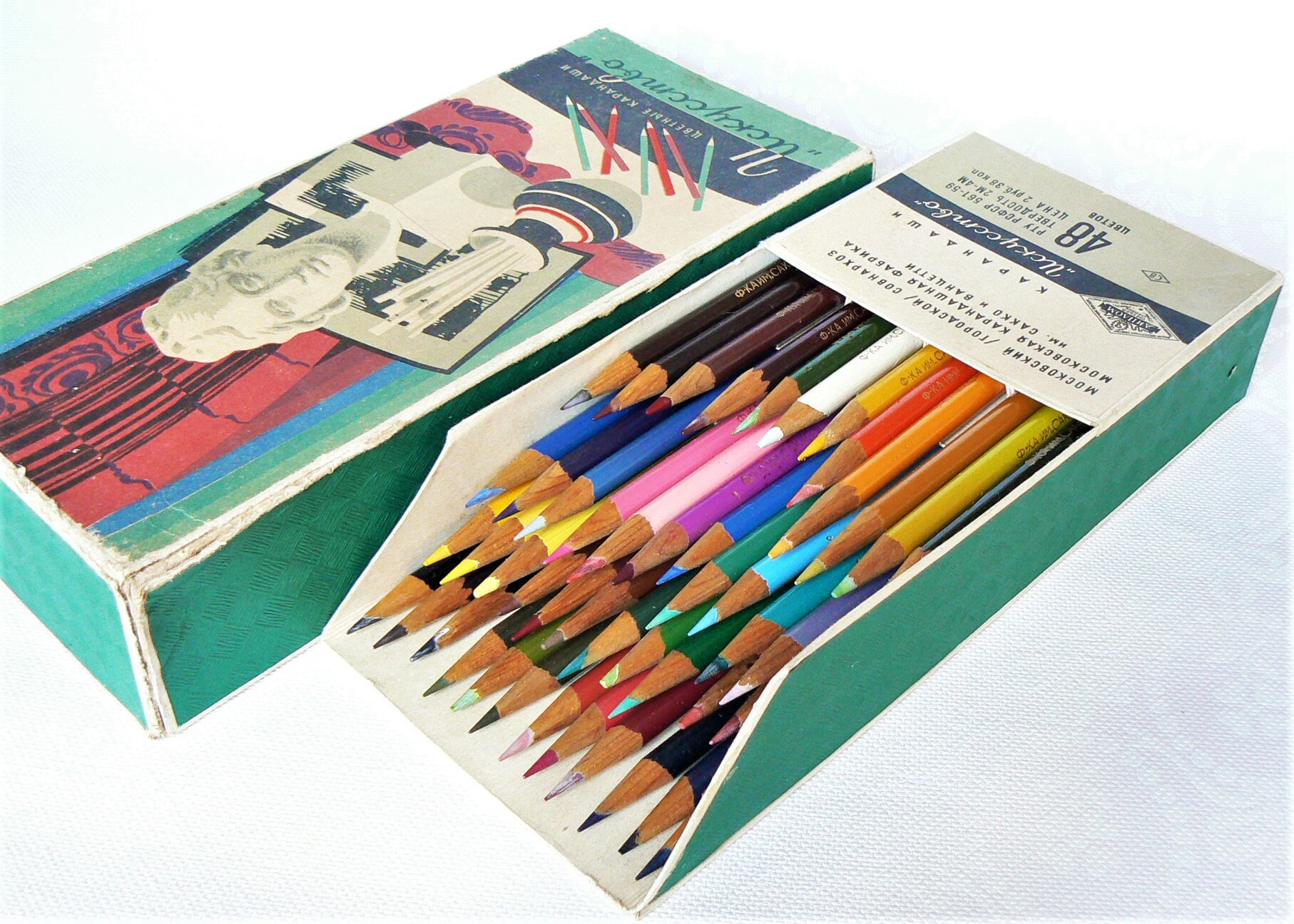 На столе лежат две коробки с карандашами. Коробки с карандашами. Коробка цветных карандашей. Советские карандаши. Советские цветные карандаши искусство.