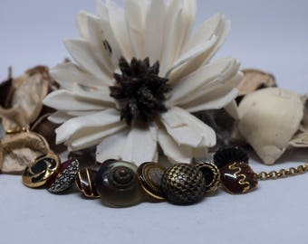 Vintage buttons bracelet - vintage button jewellery - vintage buttons