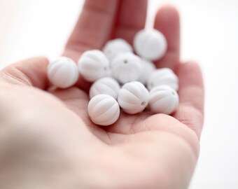 Vintage Lucite Beads Fluted Round White 13mm (14)