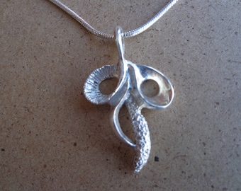 Sterling silver pendant with chain. ( .925 )