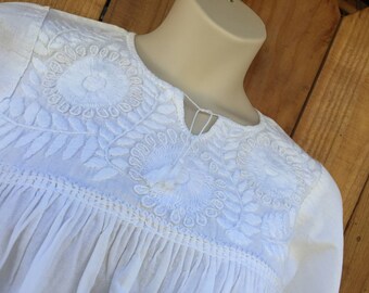 Mexican hand embroidered blouse peasant bohemian 3/4 long sleeve blouse size Medium