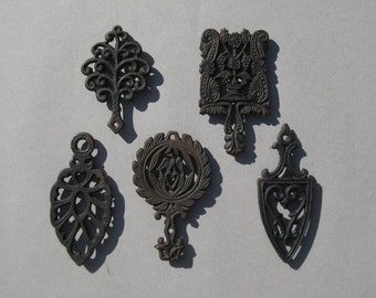 Mini Trivets Cast Iron Trivet Collection Vintage Set/5 Small Trivets 1970s Kitchenware Rustic Farmhouse Decor (B)