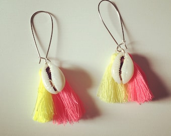 Pom poms and shell dangling earrings