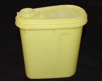 Vintage Tupperware 792 Yellow Beverage Buddy 1 Qt. Store N Pour Pitcher