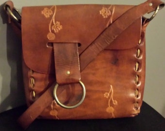Sac vintage cuir avec outils.