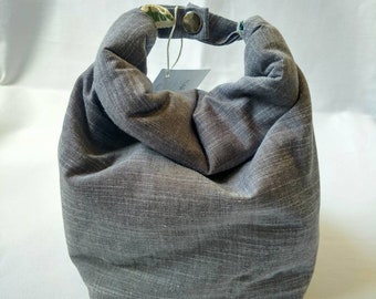 Gray washable organic cotton lunch tote. All natural, free of synthetic fibers. Lined lunch tote. Women's lunch tote. Men's lunch tote.