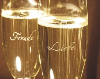 2 Sektgläser, graviert mit den Worten "Liebe" und "Freude"