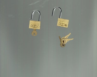 2 little rock locks and 4 keys