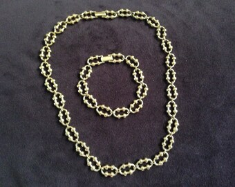Avon Gold Toned Linked Chain Necklace and Earring Set 0591