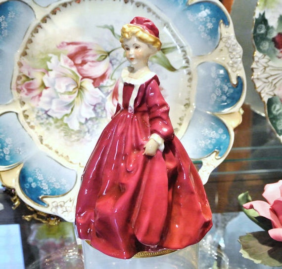 Royal Worcester Figurine / Grandmothers Dress