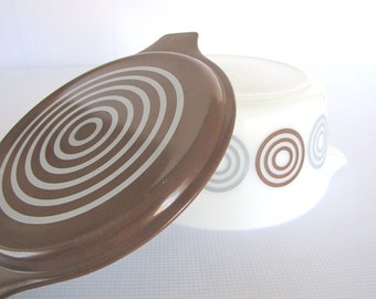Pyrex Cosmopolitan Bullseye Casserole Dish from AllieEtCie