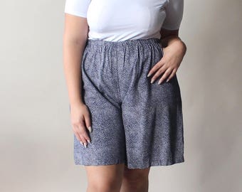 SALE vintage plus size navy dash shorts, size 12-14