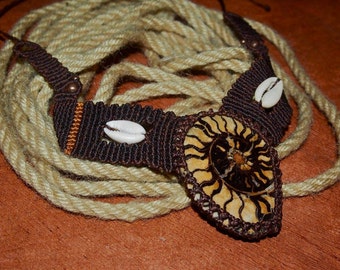 Makrame Kette mit Fossil