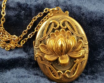 Vintage Large Oval 3D Locket Necklace