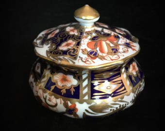 A beautiful " royal crown derby " “2451” trinket pot