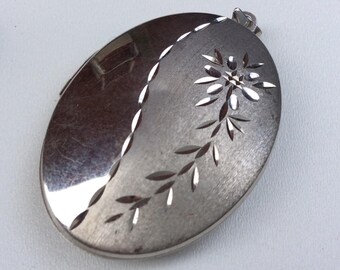 Pretty 925 Silver Oval Sweetheart Locket - Large Size