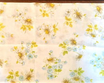 Vintage Pillowcase / Standard Size / Floral Daisies