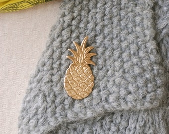 Pineapple pin / hospitality pin/ frienship pin/ welcome pin/ fruit jewelry/ pineapple brooch. Tiedupmemories