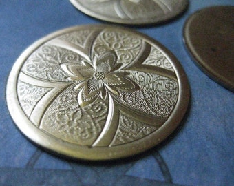 1 PC - Large Victorian Brass Medallion Pendant Finding - Z010
