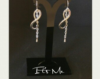 Earrings being infinitely chained