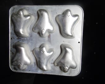 Six Mini Ghosts cake pan by Wilton