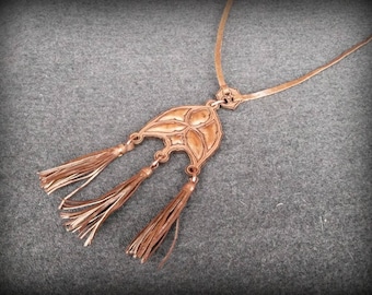 Pendant on neck with juniper and leather tassels,leather goods