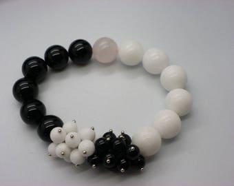 beautiful bracelet jade 12 mm black and white elastic with 2 flowers