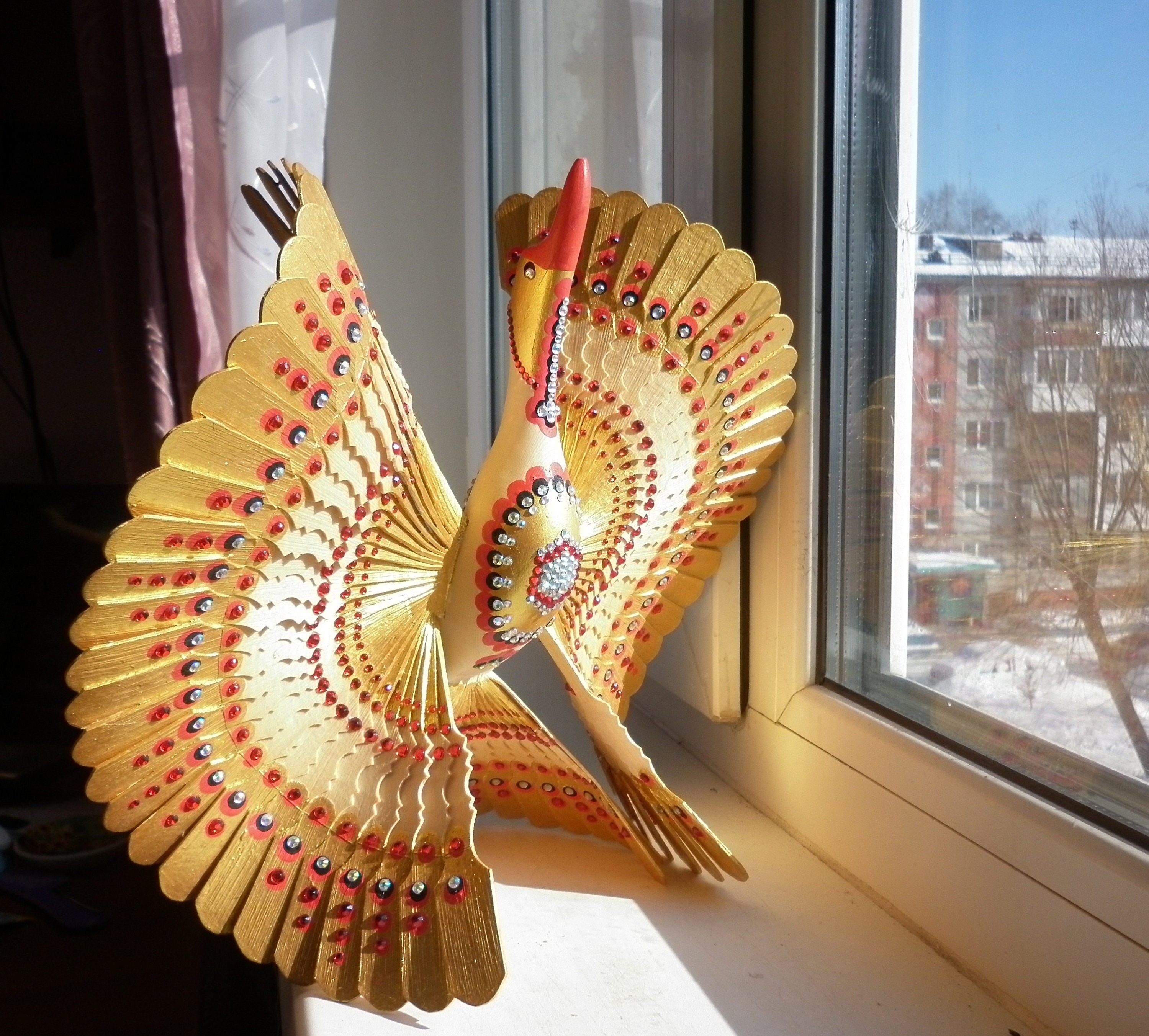 Птица счастья своими руками. Архангельская щепная птица. Архангельская щепная птица. Птица счастья в доме. Резные деревянные птицы счастья.