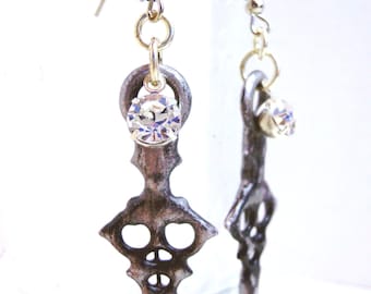 Clock Hand Steampunk Earrings distressed Antique silver colored with Crystals- Time Waits For No Woman (petit)