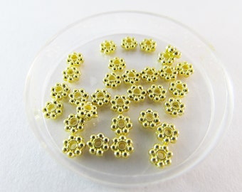 D-00518 - 60 daisy flower beads gold 4,5mm nickel free