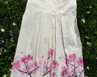 White sleeveless painted shirt