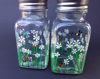 Hand painted salt and pepper shakers, salt and pepper shakers, daisy themed salt and pepper shakers