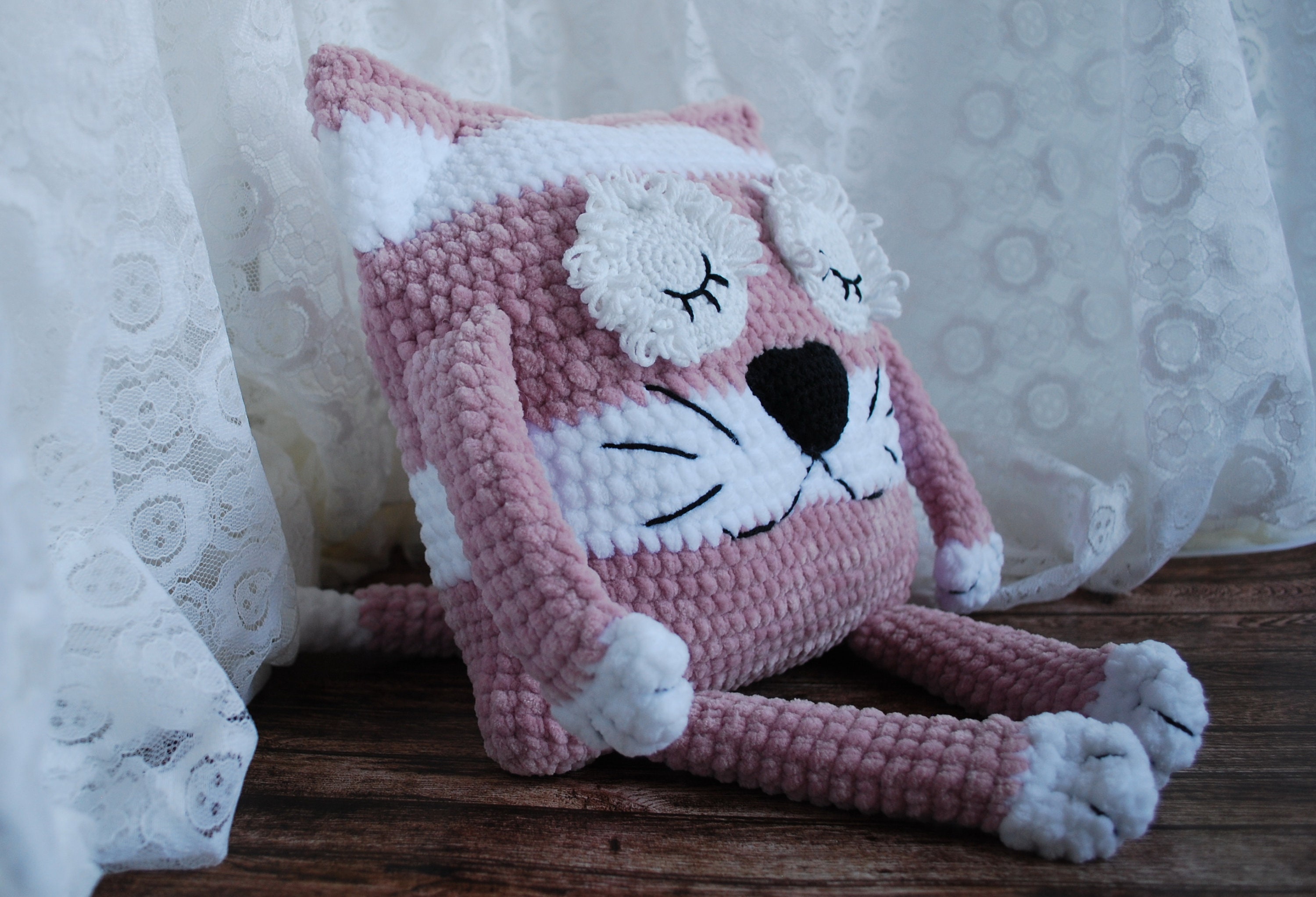 вязаные подушки игрушки. подушка кошка крючком. вязаная подушка игрушка кот. вязаная кошечка. кот подушка крючком.