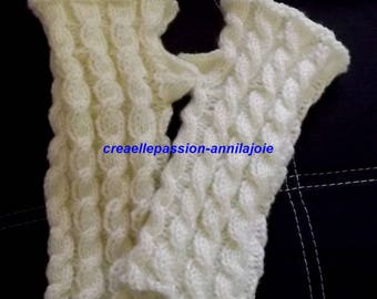 Lovely stitch twisted, hand knitted mittens 20% wool, 25cm length with thumb
