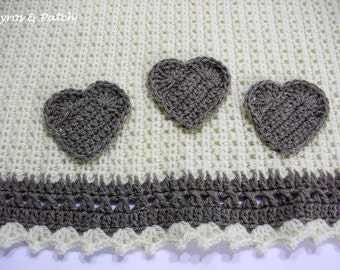 Blanket for pet ,dog and cat, crochet and applied hearts - Coperta per cani e gatti lavorata all'uncinetto con cuori applicati